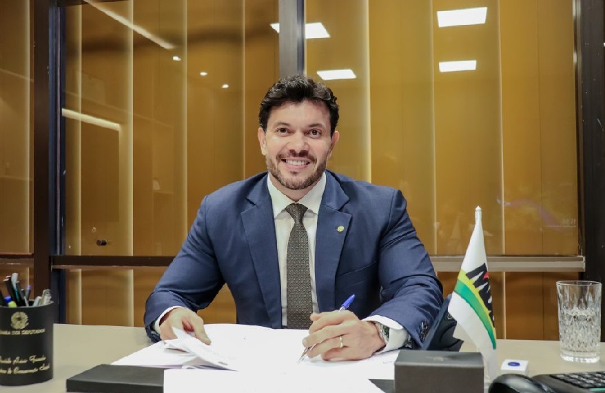 Deputado Acácio Favacho exalta papel de Sarney na redemocratização