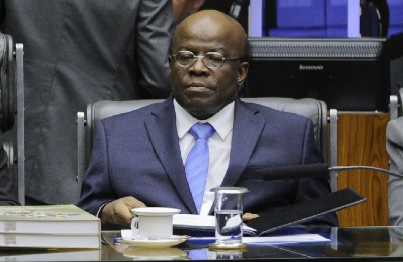 Joaquim Barbosa deixa corrida ao Planalto e expõe isolamento do DC